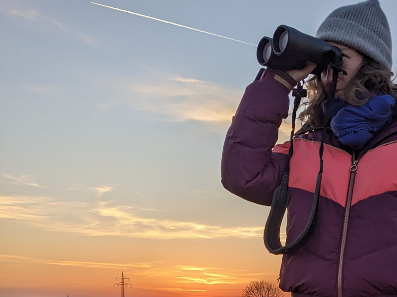 Frau mit Fernglas